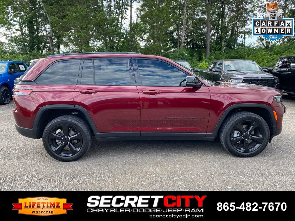 Used 2025 Jeep Grand Cherokee Limited w/ Black Appearance Package AWD/4WD image 4