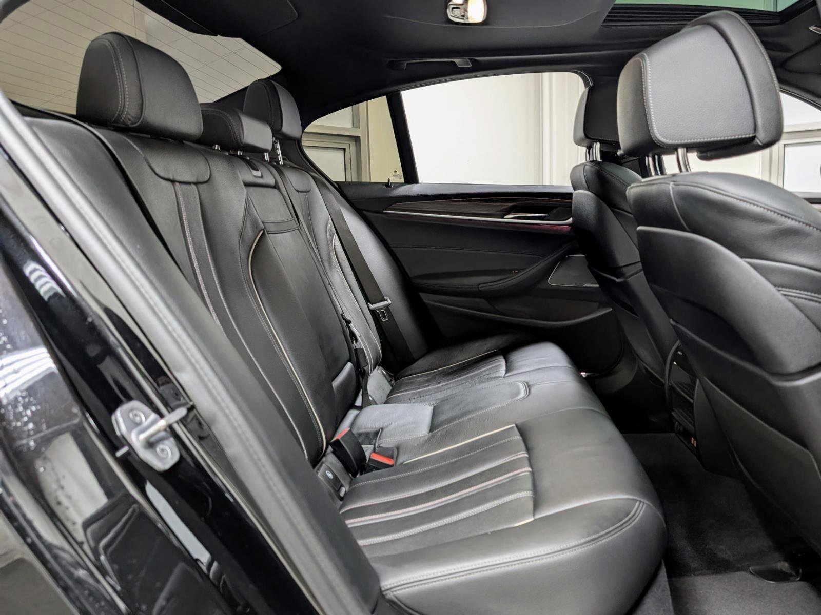 Used 2022 BMW M550i xDrive image 22