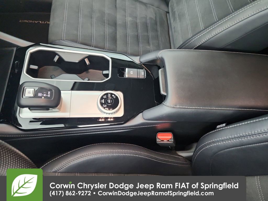 Used 2025 Mitsubishi Outlander SE image 28