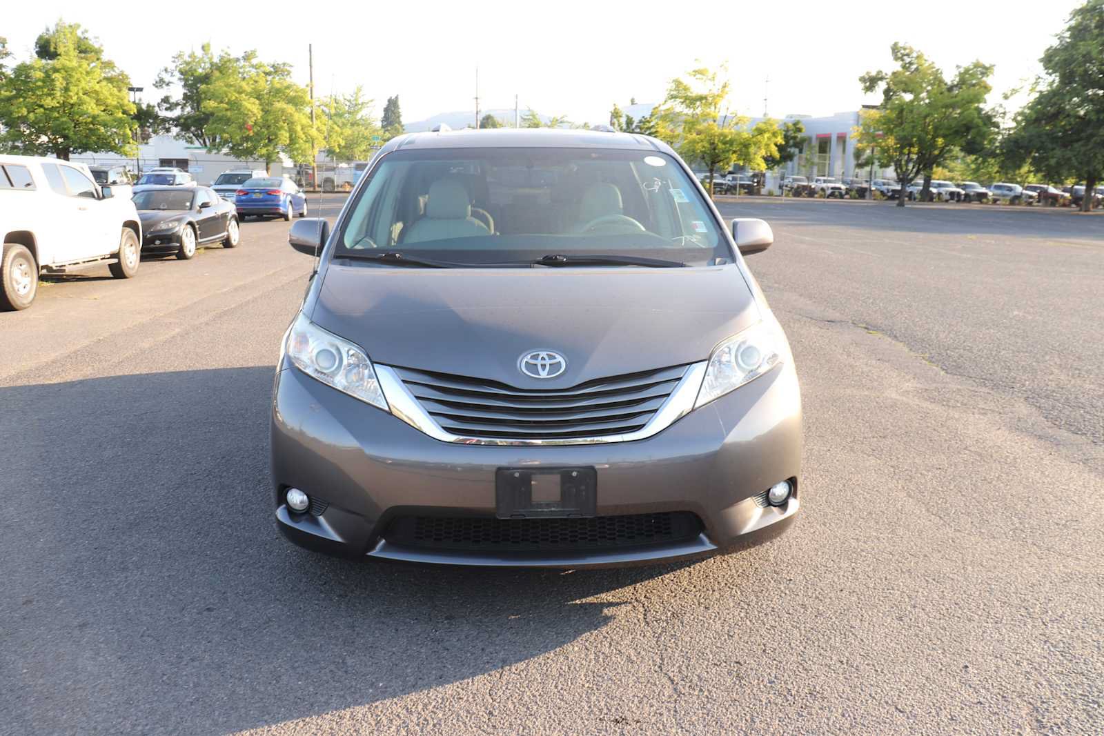 Used 2013 Toyota Sienna XLE AWD/4WD image 2