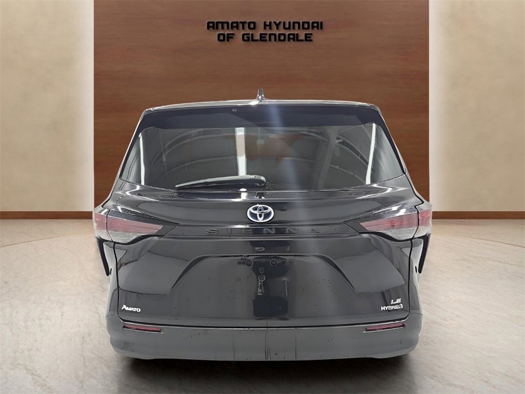 Used 2024 Toyota Sienna LE image 5