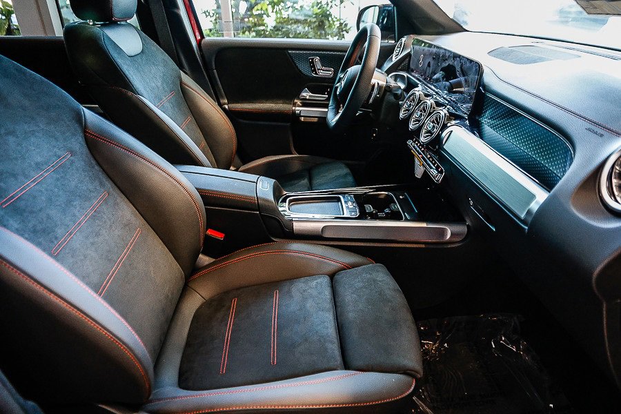 Used 2024 Mercedes-Benz EQB 300 4MATIC image 16