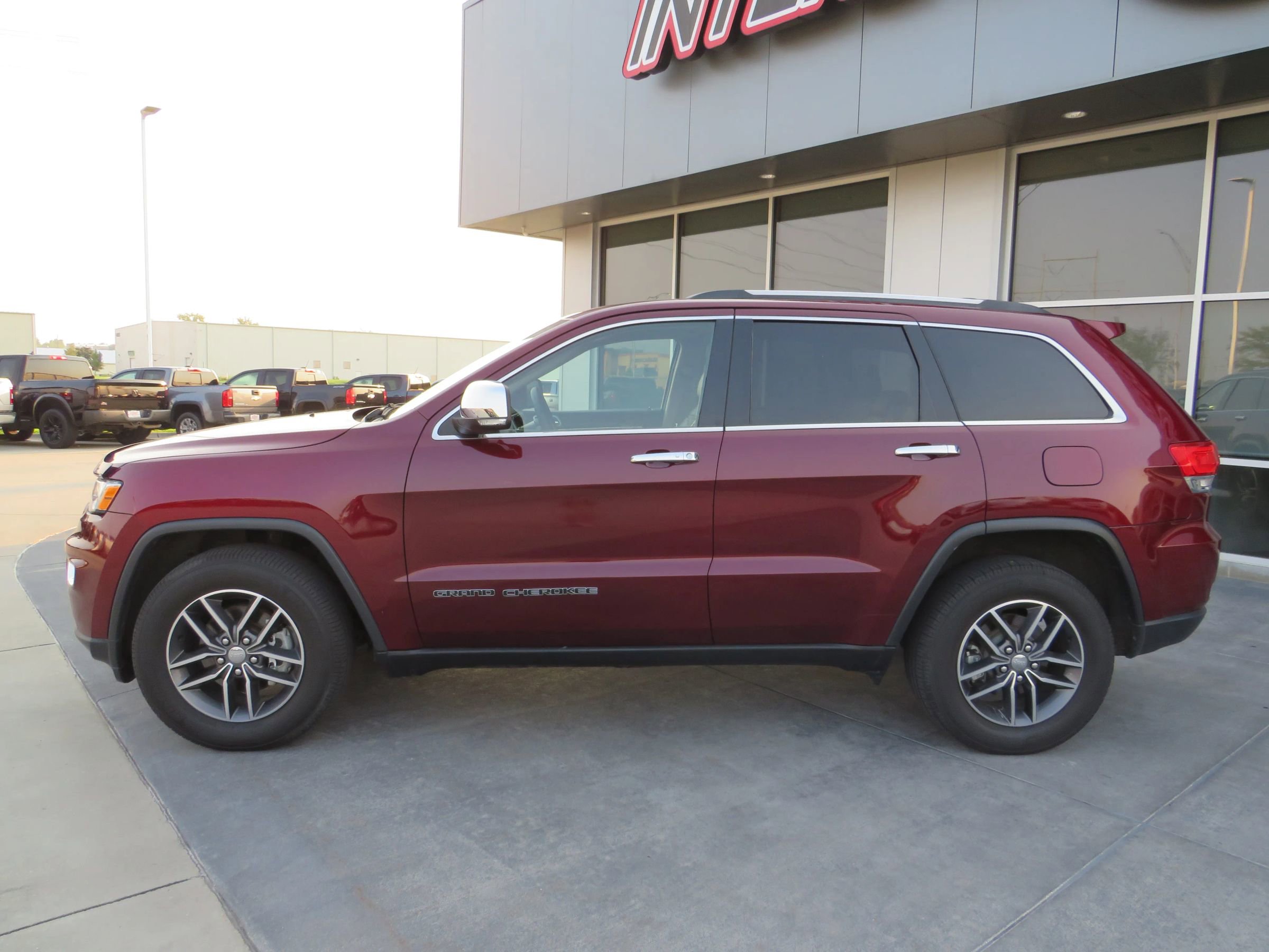 Used 2018 Jeep Grand Cherokee Limited image 4