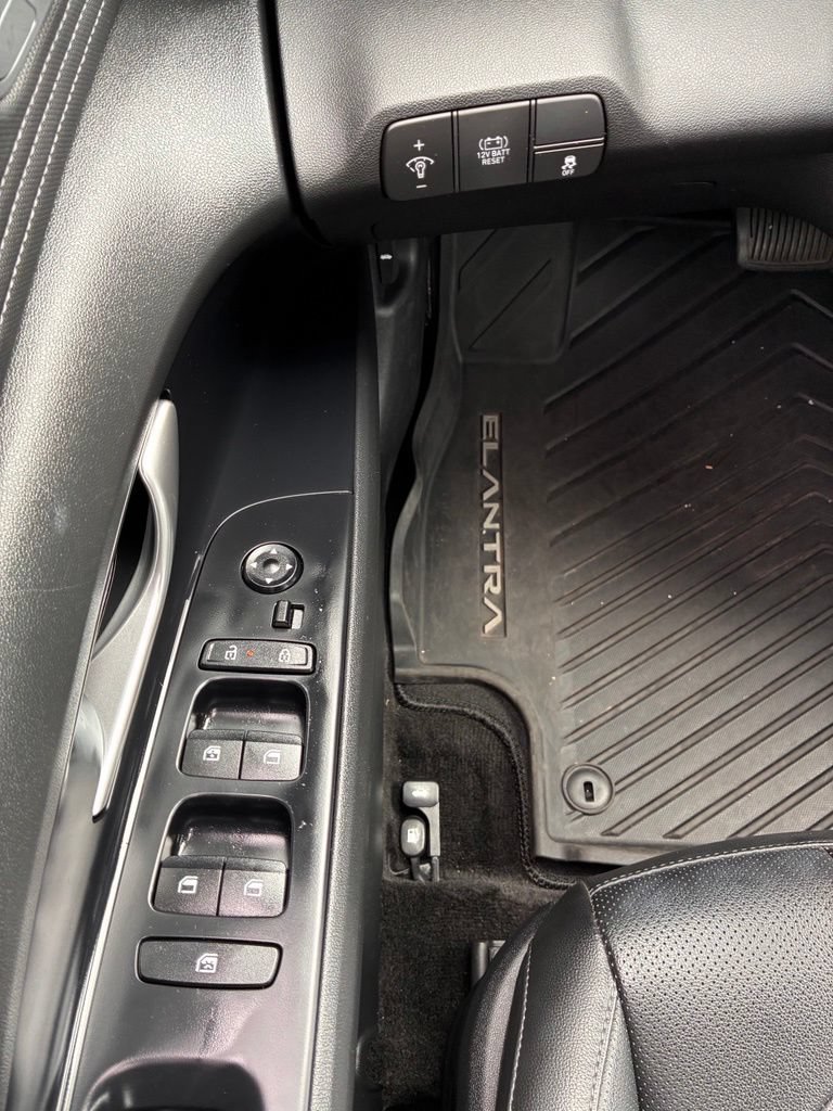 Used 2025 Hyundai Elantra Limited FWD image 27