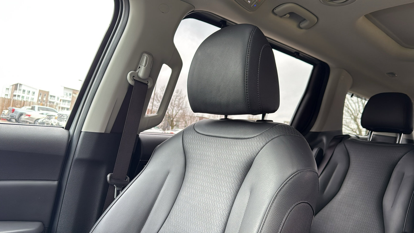 Used 2025 Kia Carnival SX Prestige image 24