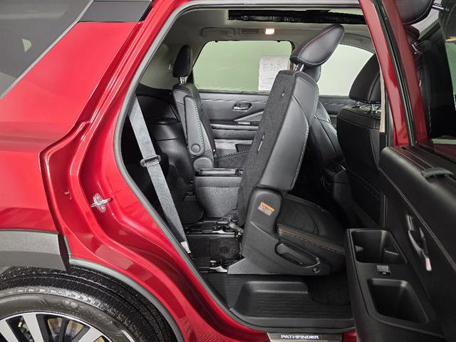 Used 2024 Nissan Pathfinder Platinum w/ Lighting Package (N93) image 18