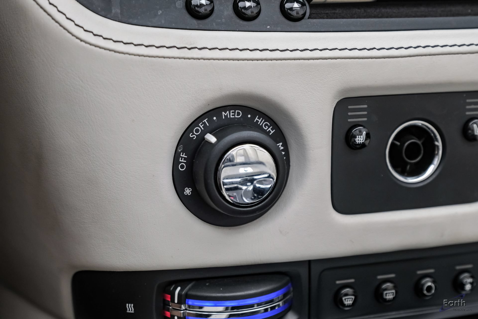 Used 2017 Rolls-Royce Dawn RWD image 76