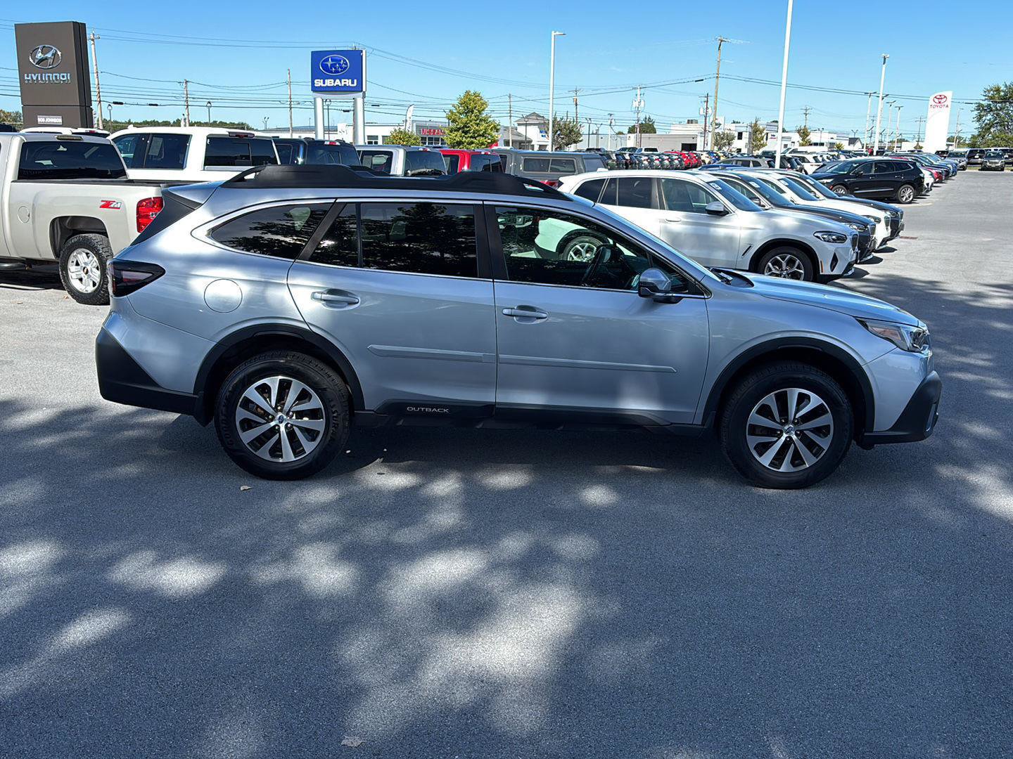 Used 2022 Subaru Outback Premium AWD/4WD image 2