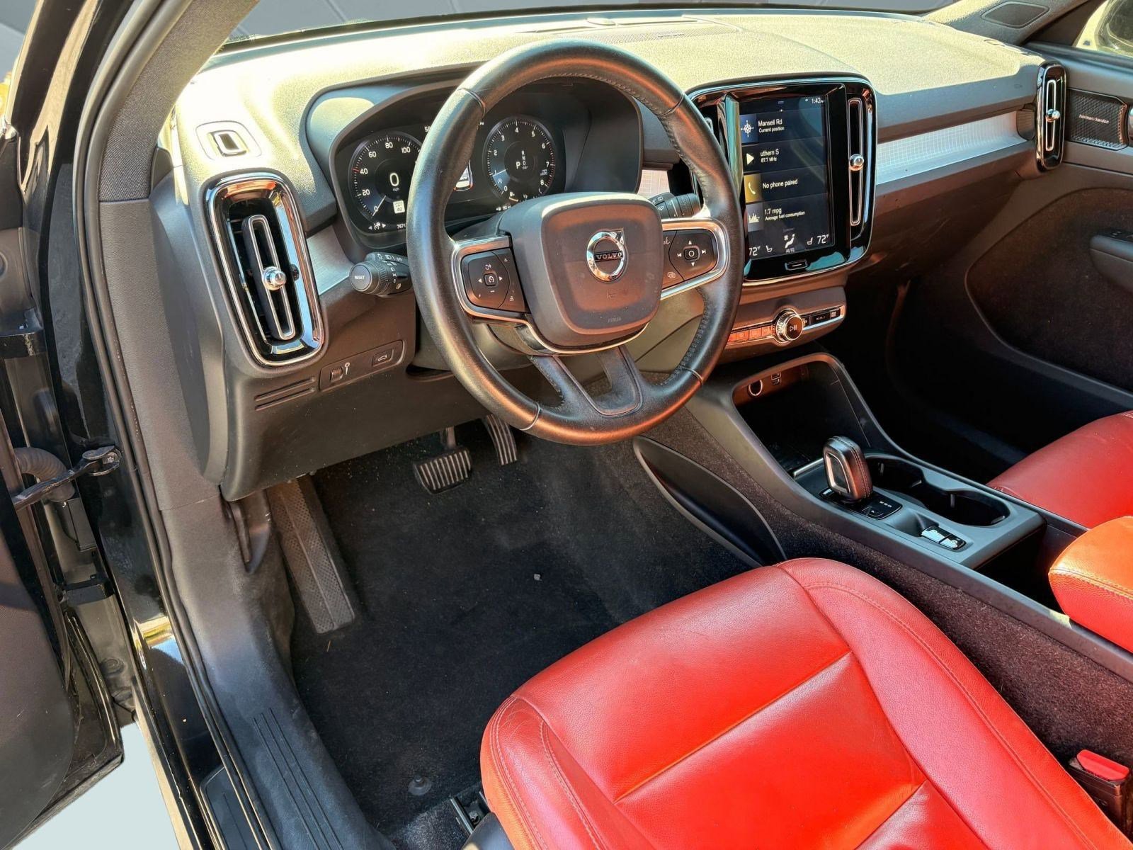 Used 2019 Volvo XC40 T5 Momentum image 4