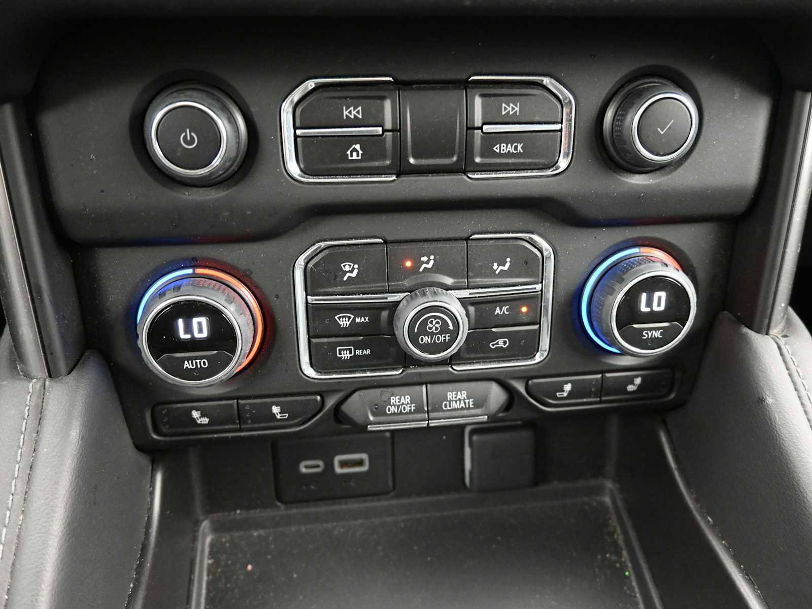 Used 2024 Chevrolet Suburban Z71 w/ Luxury Package image 21