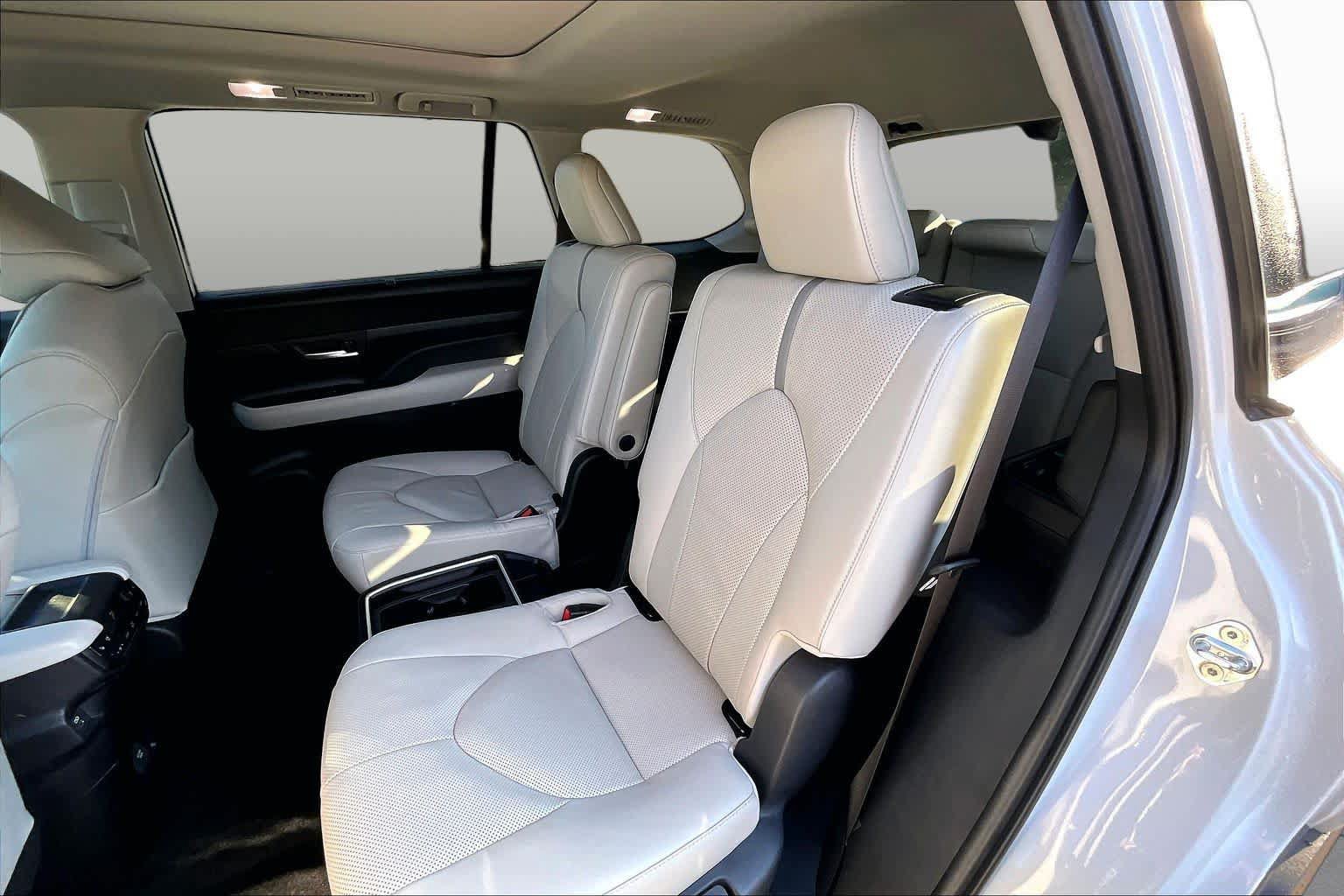 Used 2025 Toyota Grand Highlander AWD image 21