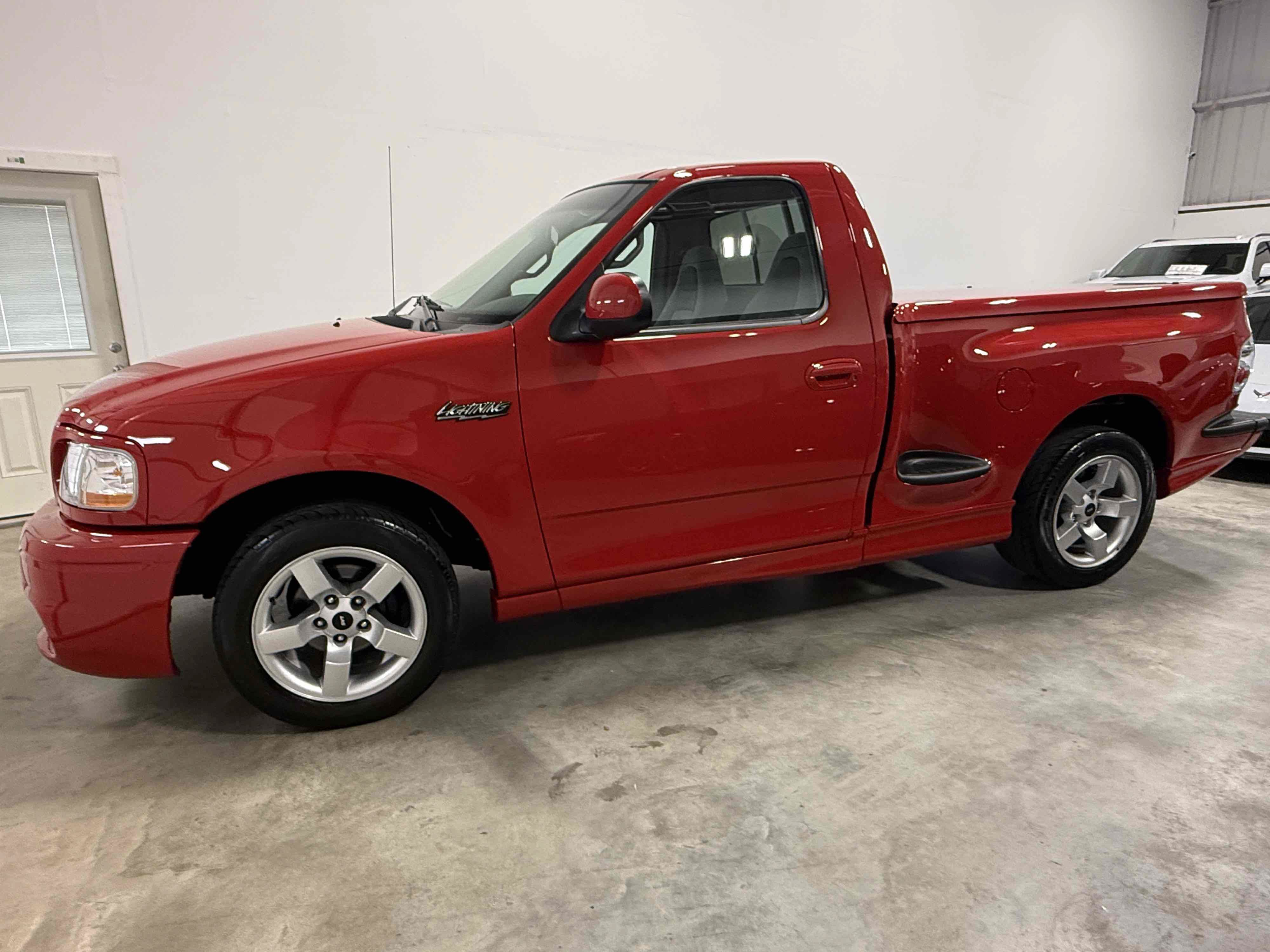 Used 2001 Ford F150 Lightning RWD image 31