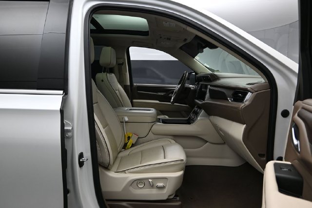 Used 2022 GMC Yukon XL Denali AWD/4WD image 25