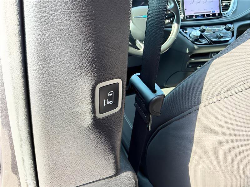 Used 2021 Chrysler Pacifica Touring w/ Uconnect Theater Family Group image 25