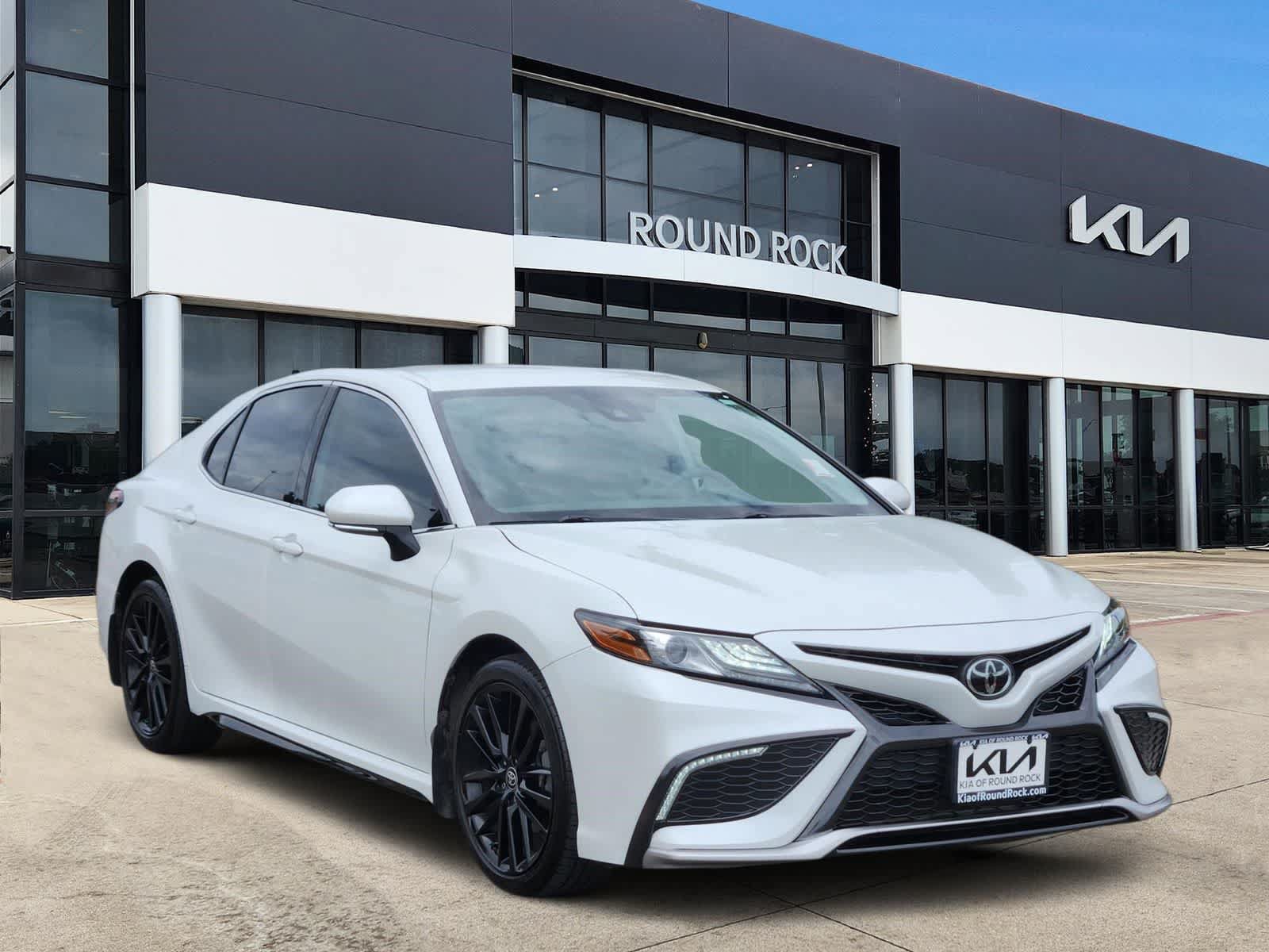Used 2022 Toyota Camry XSE FWD image 3