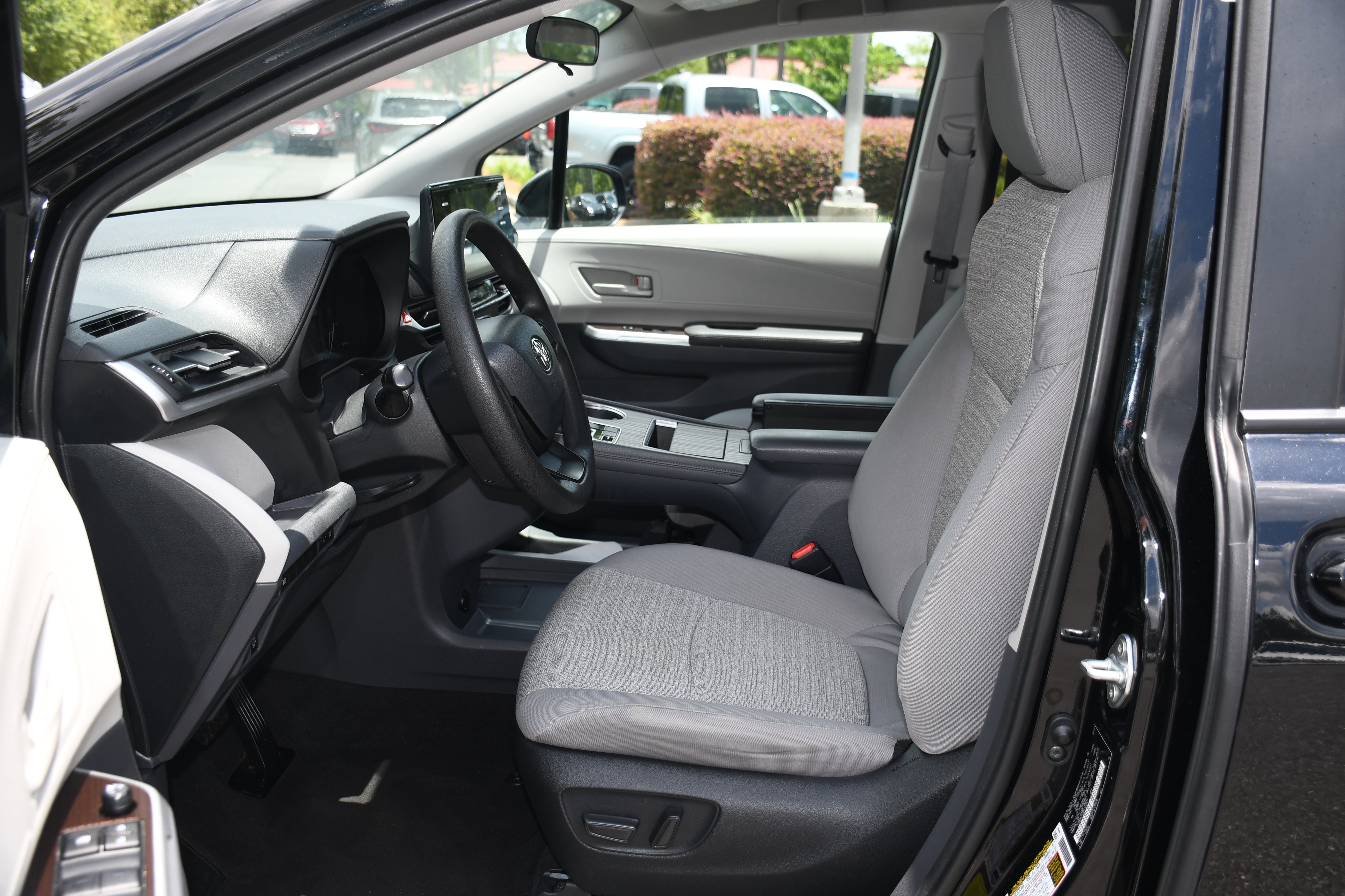 Used 2023 Toyota Sienna LE image 7