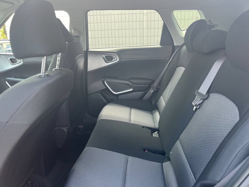 Used 2025 Kia Soul LX w/ LX Technology Package FWD image 14
