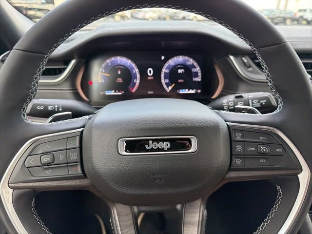 Used 2025 Jeep Grand Cherokee Limited w/ Luxury Tech Group II RWD image 10