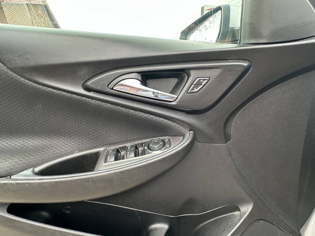 Used 2018 Chevrolet Malibu LT FWD image 12