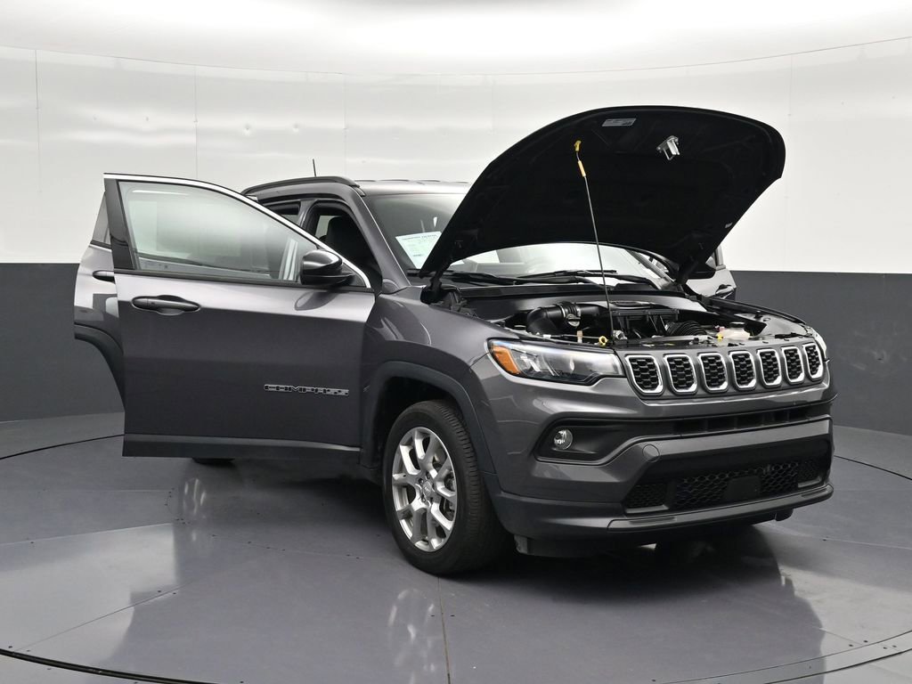 Used 2024 Jeep Compass Latitude AWD/4WD image 30