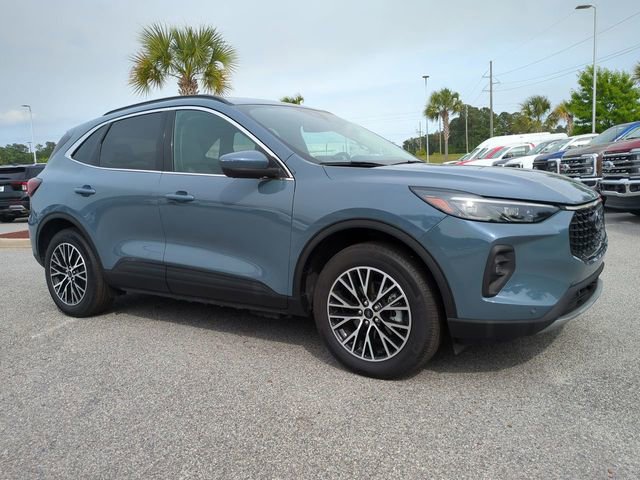 Used 2025 Ford Escape SE w/ PHEV Premium Package image 2