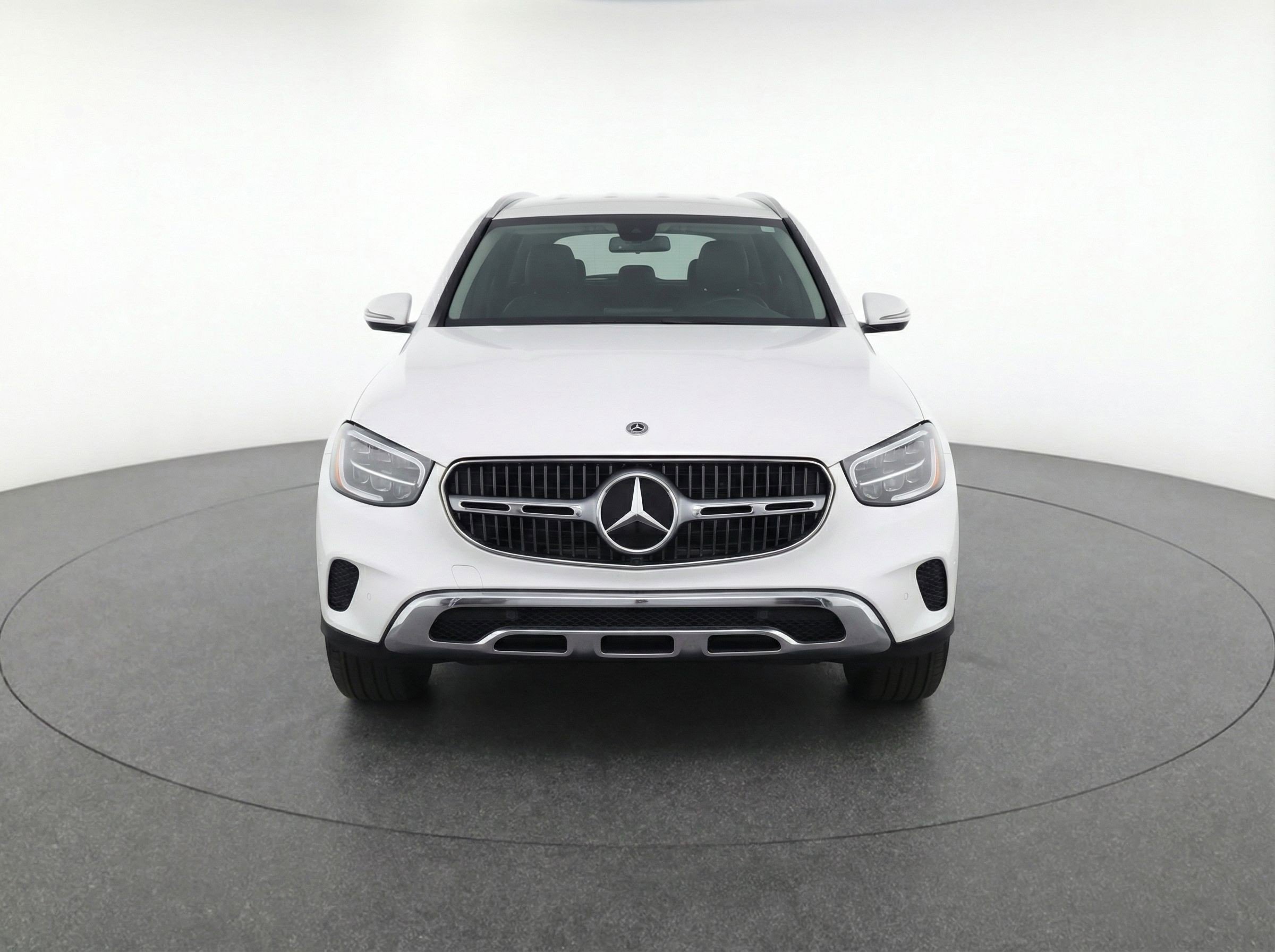 Used 2024 Mercedes-Benz GLC 300 4MATIC image 2