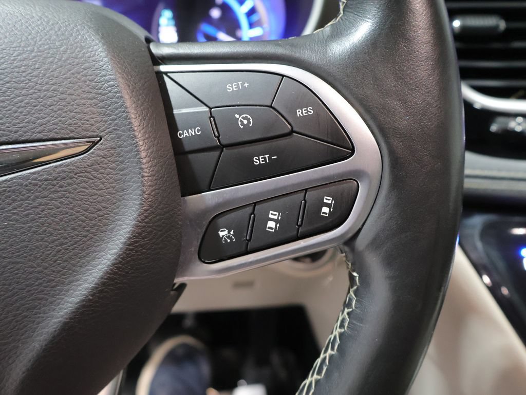 Used 2021 Chrysler Pacifica Touring-L FWD image 40