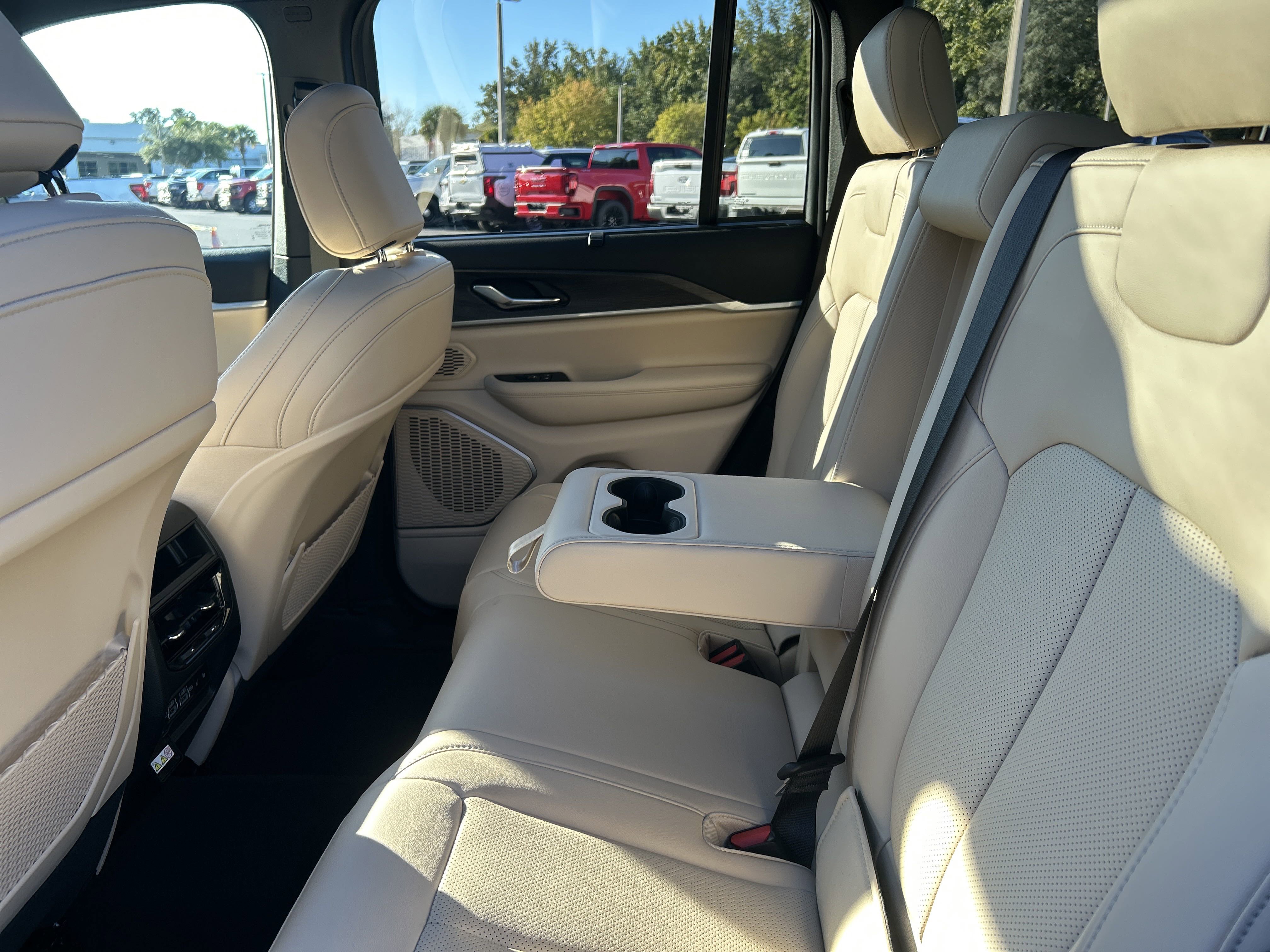 New 2025 Jeep Grand Cherokee Limited w/ Luxury Tech Group II image 30