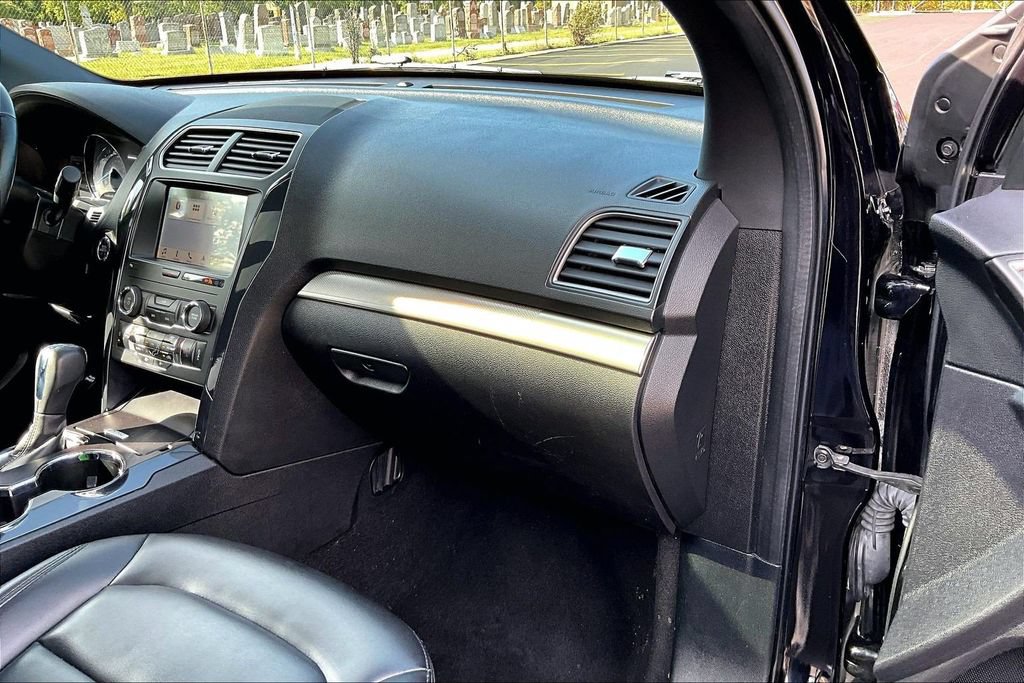 Used 2019 Ford Explorer XLT w/ Equipment Group 202A AWD/4WD image 15