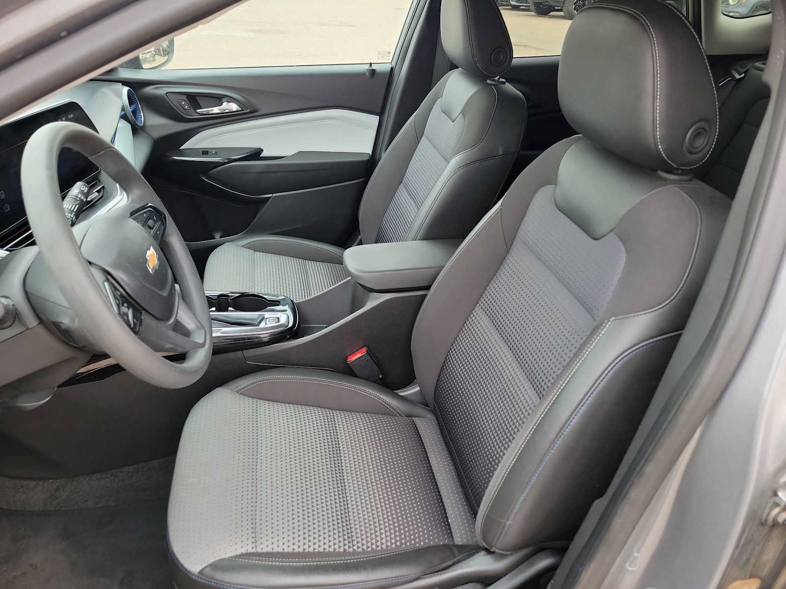 Used 2025 Chevrolet Trax LT FWD image 15