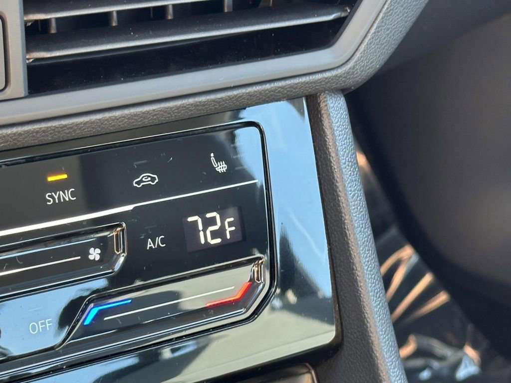 Used 2025 Volkswagen Jetta SE w/ Sunroof Package image 29