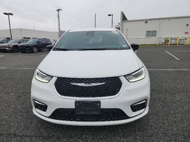 Used 2025 Chrysler Pacifica Select FWD image 2