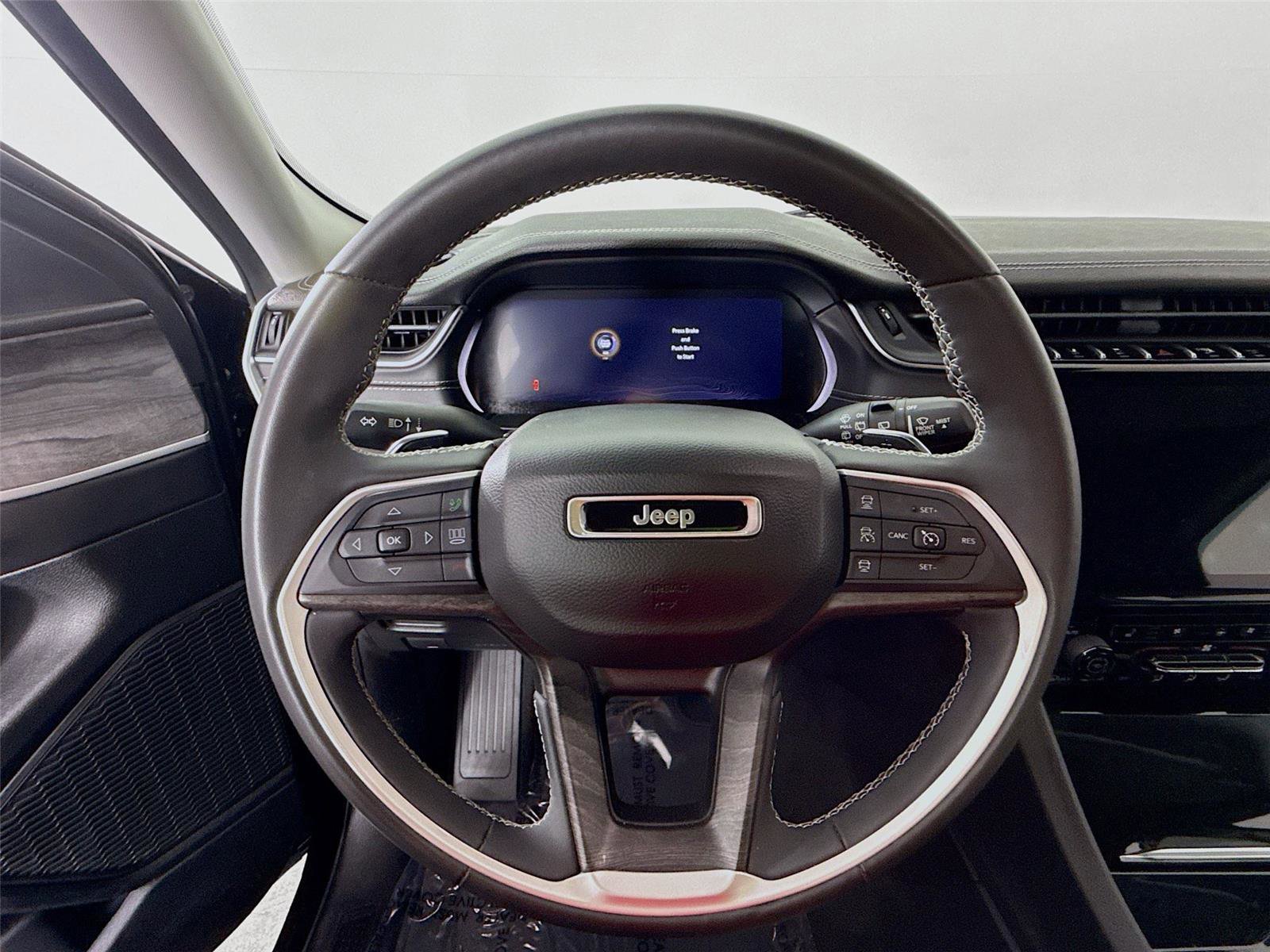 Used 2023 Jeep Grand Cherokee Limited w/ Luxury Tech Group II image 11