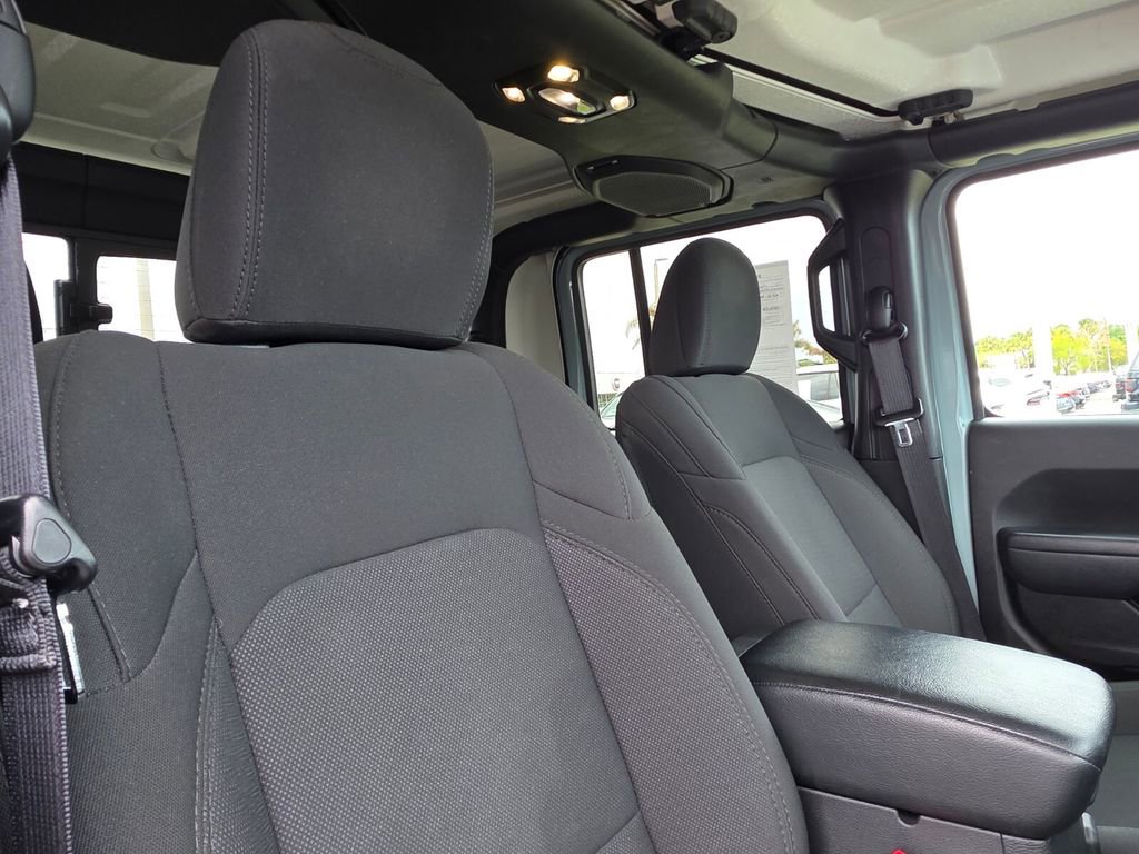Used 2023 Jeep Gladiator Willys AWD/4WD image 11