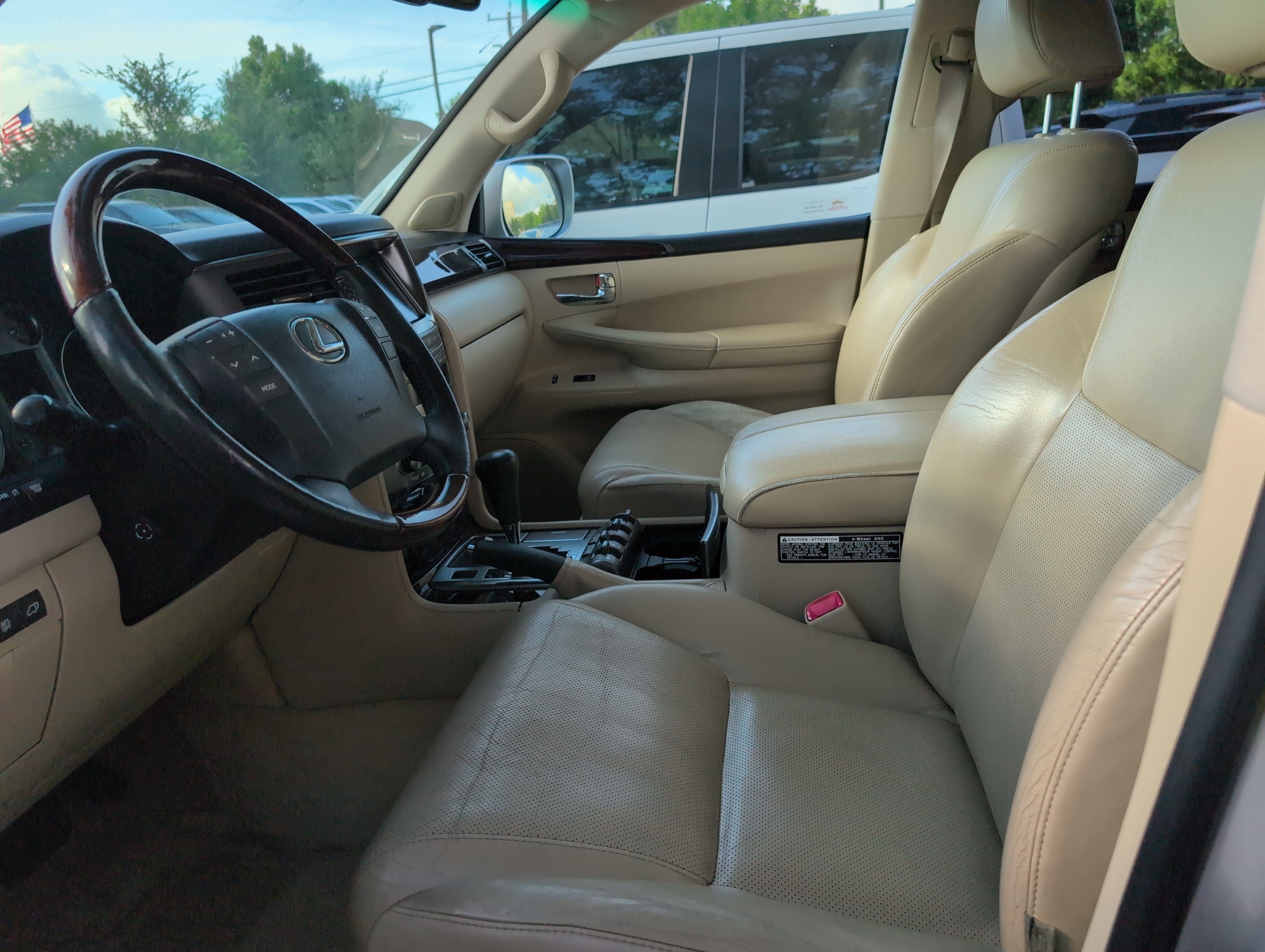 Used 2011 Lexus LX 570 4WD w/ Luxury Pkg image 7