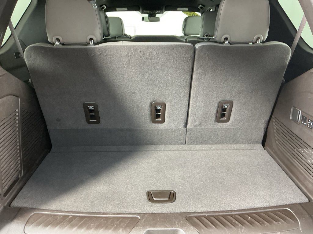 Used 2022 GMC Yukon SLT w/ SLT Luxury Package image 16