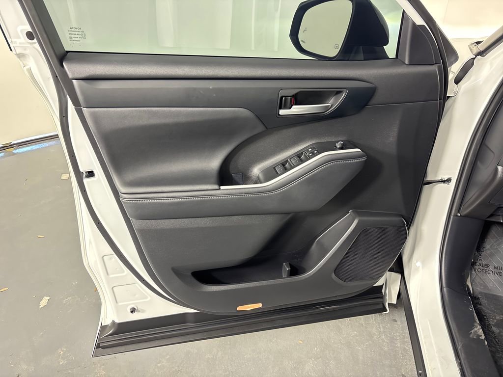 Certified 2024 Toyota Highlander XLE FWD image 26