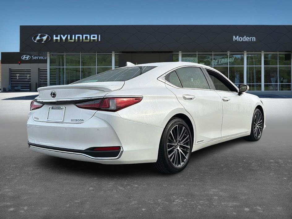 Used 2022 Lexus ES 300h w/ Premium Package image 4