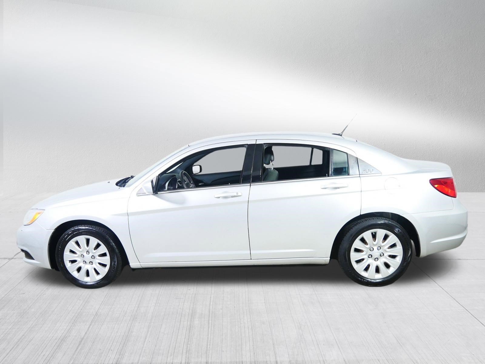 Used 2011 Chrysler 200 LX FWD image 4