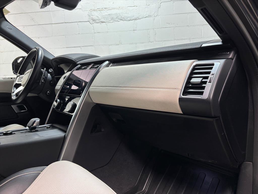Used 2023 Land Rover Discovery Metropolitan Edition image 31