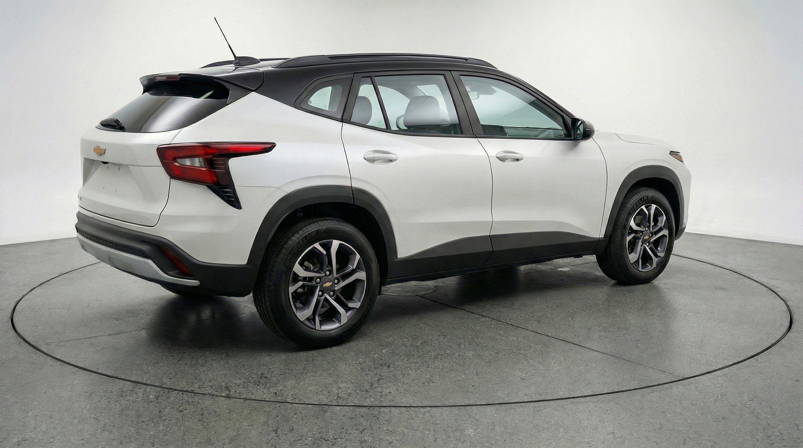 Used 2025 Chevrolet Trax LT image 9