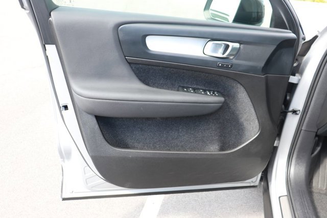 Used 2024 Volvo XC40 B5 Core image 8