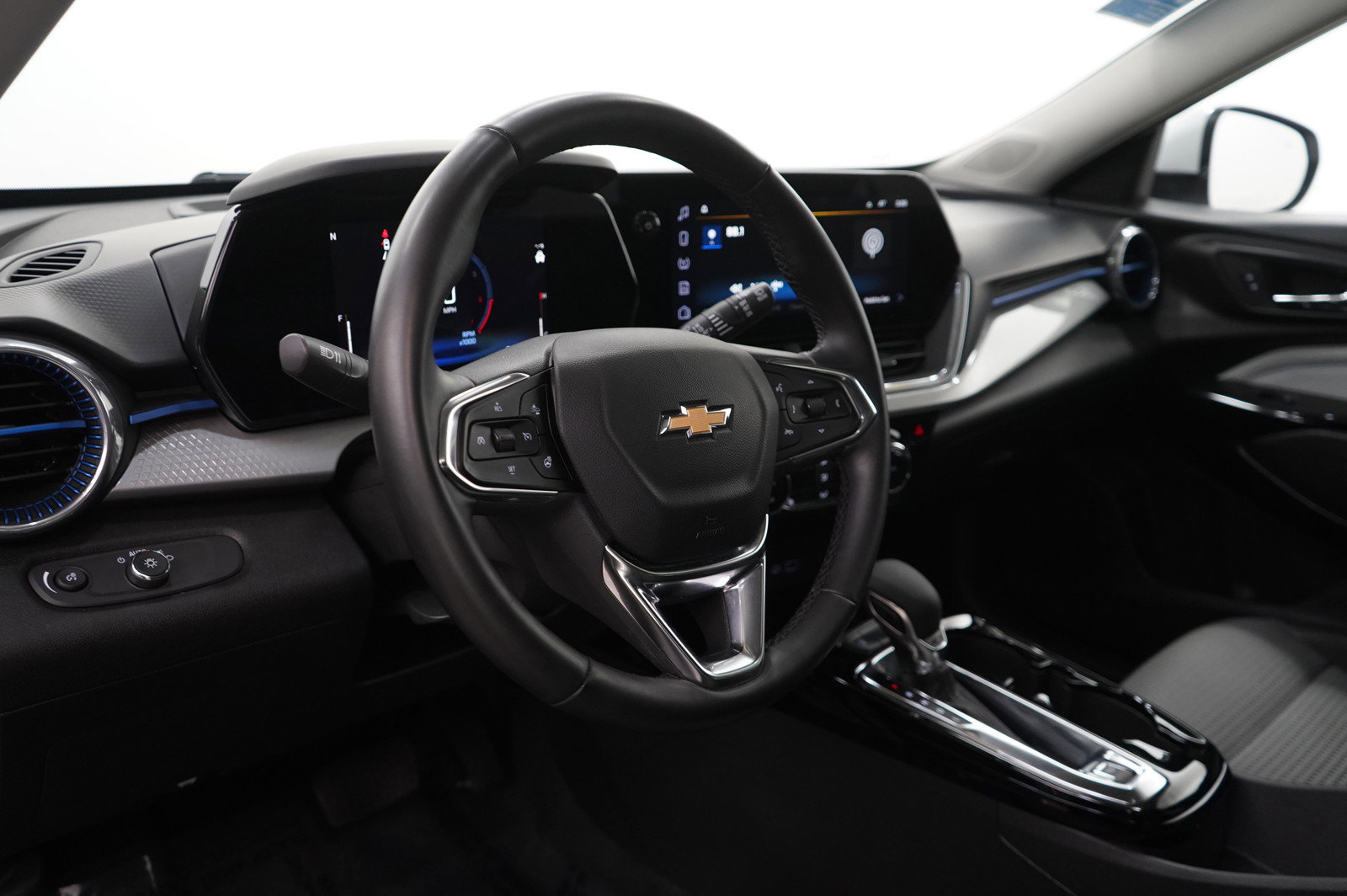 Used 2024 Chevrolet Trax LT w/ Sunroof Package image 16