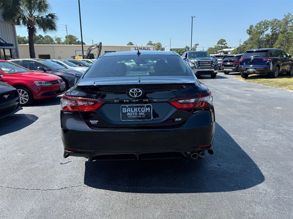 Used 2022 Toyota Camry SE image 4