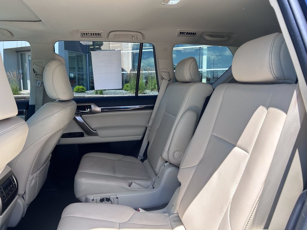 Used 2021 Lexus GX 460 Luxury w/ Sport Design Package AWD/4WD image 13