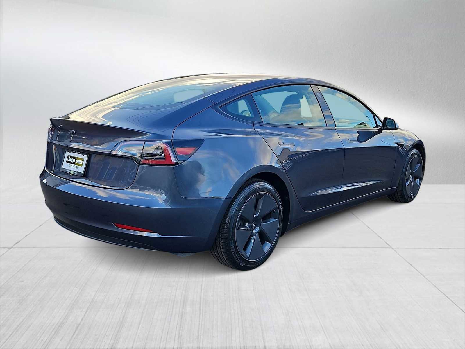 Used 2023 Tesla Model 3 Standard Range image 8
