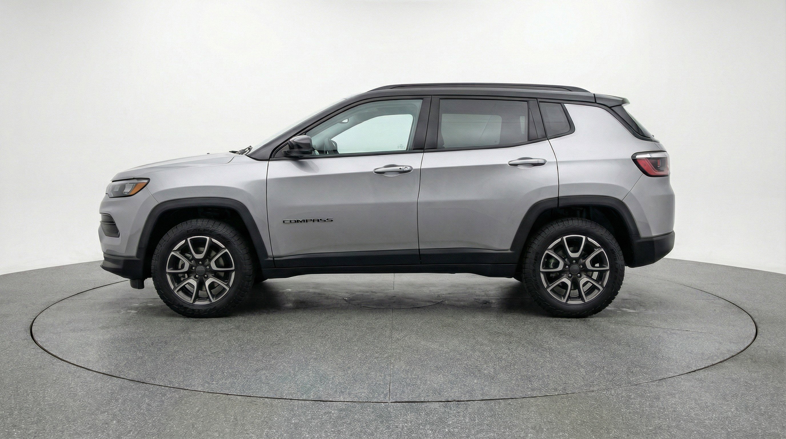Used 2025 Jeep Compass Trailhawk image 5