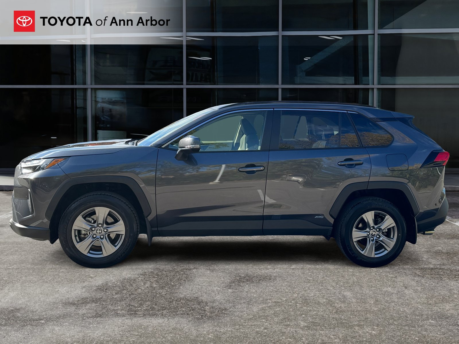 Used 2025 Toyota RAV4 XLE AWD/4WD image 9