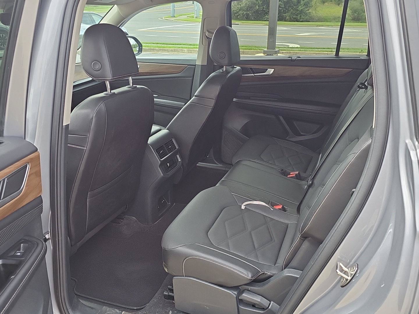 Used 2024 Volkswagen Atlas SE AWD/4WD image 45