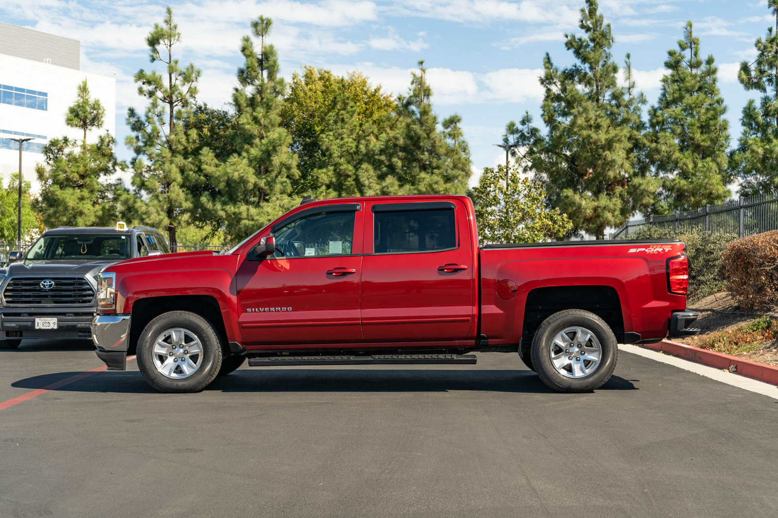 Used 2018 Chevrolet Silverado 1500 LT w/ LT Eassist Package RWD image 5